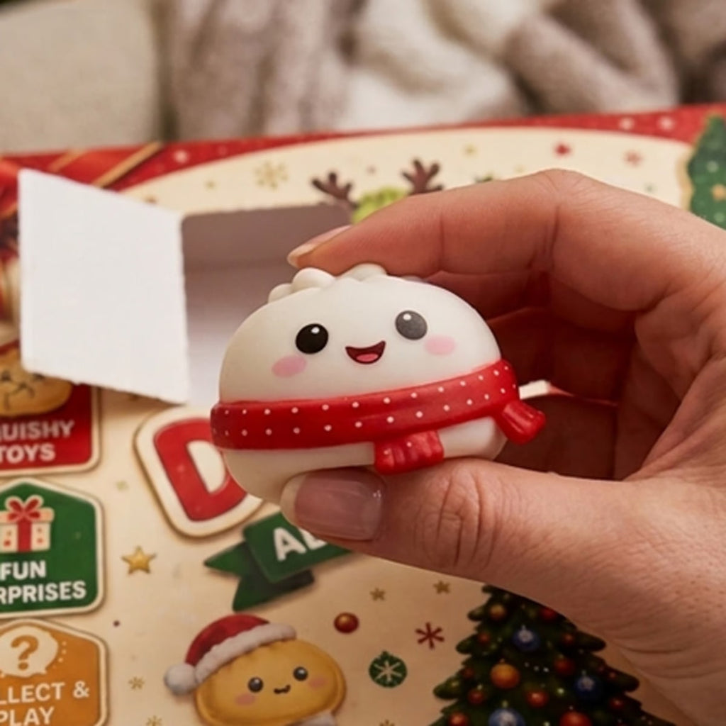 Squishy pierożek w dłoni przed kalendarzem adwentowym